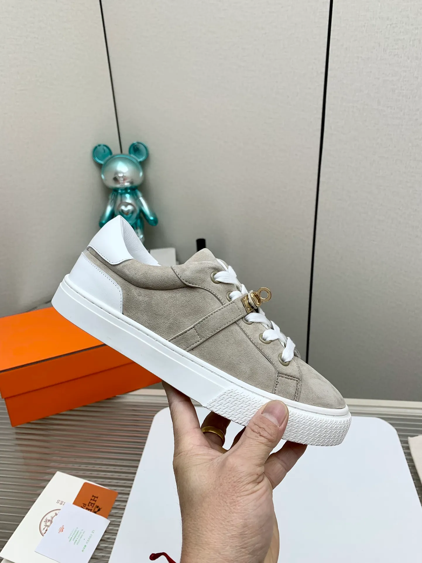 👟👟Ex-factory price 660👟👟 Men's style ➕10 (high version) Hermes classic couple model #𝐊𝐞𝐥𝐥𝐲 buckle casual white skate shoes, which will not conflict with shoes at all. Full of unknowns, Hermès rarely produces flat casual shoes and they are paired with classic palladium-plated Kelly shoe buckles! You'll fall in love with it at first sight. It's super versatile and can be worn with any skirt or pants. 🉑️Looking in with your eyes closed, it looks super noble. Fabric: Specific cowhide/canvas material. Lining: Sheepskin lining. Outsole: Original molded TPU outsole. Size: 35-45.